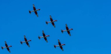 Torre Del Mar, İspanya - 29 Temmuz 2018 uçakları uçan plaj bir sahil kasabasında, Andalusia içinde airshow akrobasi üzerinden