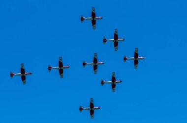 Torre Del Mar, İspanya - 29 Temmuz 2018 uçakları uçan plaj bir sahil kasabasında, Andalusia içinde airshow akrobasi üzerinden