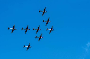 Torre Del Mar, İspanya - 29 Temmuz 2018 uçakları uçan plaj bir sahil kasabasında, Andalusia içinde airshow akrobasi üzerinden