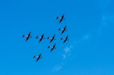 Torre Del Mar, İspanya - 29 Temmuz 2018 uçakları uçan plaj bir sahil kasabasında, Andalusia içinde airshow akrobasi üzerinden