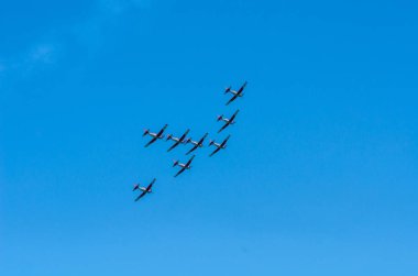 Torre Del Mar, İspanya - 29 Temmuz 2018 uçakları uçan plaj bir sahil kasabasında, Andalusia içinde airshow akrobasi üzerinden