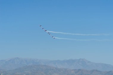 Torre Del Mar, İspanya - 29 Temmuz 2018 uçakları uçan plaj bir sahil kasabasında, Andalusia içinde airshow akrobasi üzerinden