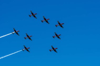 Torre Del Mar, İspanya - 29 Temmuz 2018 uçakları uçan plaj bir sahil kasabasında, Andalusia içinde airshow akrobasi üzerinden