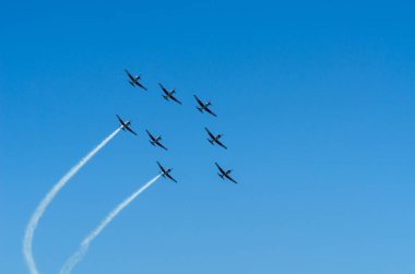 Torre Del Mar, İspanya - 29 Temmuz 2018 uçakları uçan plaj bir sahil kasabasında, Andalusia içinde airshow akrobasi üzerinden