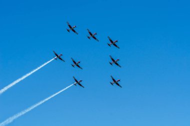 Torre Del Mar, İspanya - 29 Temmuz 2018 uçakları uçan plaj bir sahil kasabasında, Andalusia içinde airshow akrobasi üzerinden
