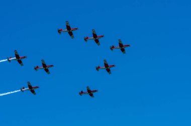 Torre Del Mar, İspanya - 29 Temmuz 2018 uçakları uçan plaj bir sahil kasabasında, Andalusia içinde airshow akrobasi üzerinden