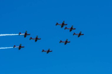 Torre Del Mar, İspanya - 29 Temmuz 2018 uçakları uçan plaj bir sahil kasabasında, Andalusia içinde airshow akrobasi üzerinden