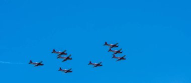 Torre Del Mar, İspanya - 29 Temmuz 2018 uçakları uçan plaj bir sahil kasabasında, Andalusia içinde airshow akrobasi üzerinden