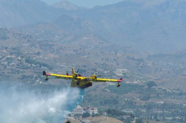 Torre Del Mar, İspanya - 29 Temmuz 2018 uçakları uçan plaj bir sahil kasabasında, Andalusia içinde airshow akrobasi üzerinden