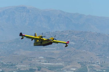 Torre Del Mar, İspanya - 29 Temmuz 2018 uçakları uçan plaj bir sahil kasabasında, Andalusia içinde airshow akrobasi üzerinden