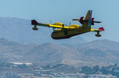 Torre Del Mar, İspanya - 29 Temmuz 2018 uçakları uçan plaj bir sahil kasabasında, Andalusia içinde airshow akrobasi üzerinden