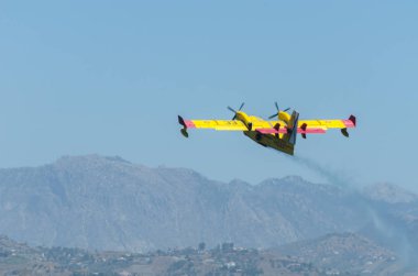 Torre Del Mar, İspanya - 29 Temmuz 2018 uçakları uçan plaj bir sahil kasabasında, Andalusia içinde airshow akrobasi üzerinden