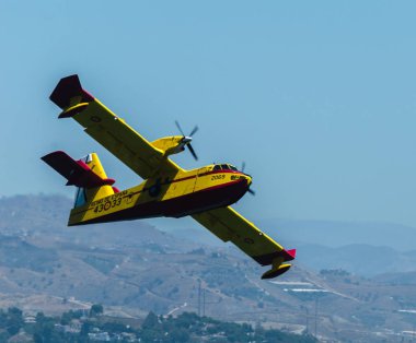 Torre Del Mar, İspanya - 29 Temmuz 2018 uçakları uçan plaj bir sahil kasabasında, Andalusia içinde airshow akrobasi üzerinden