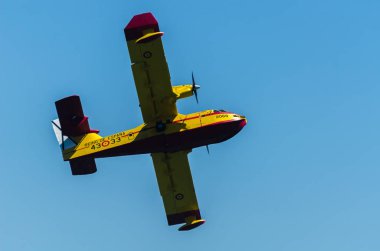 Torre Del Mar, İspanya - 29 Temmuz 2018 uçakları uçan plaj bir sahil kasabasında, Andalusia içinde airshow akrobasi üzerinden