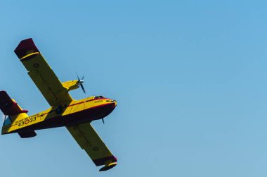 Torre Del Mar, İspanya - 29 Temmuz 2018 uçakları uçan plaj bir sahil kasabasında, Andalusia içinde airshow akrobasi üzerinden