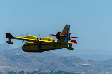 Torre Del Mar, İspanya - 29 Temmuz 2018 uçakları uçan plaj bir sahil kasabasında, Andalusia içinde airshow akrobasi üzerinden