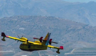Torre Del Mar, İspanya - 29 Temmuz 2018 uçakları uçan plaj bir sahil kasabasında, Andalusia içinde airshow akrobasi üzerinden