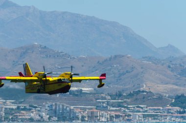 Torre Del Mar, İspanya - 29 Temmuz 2018 uçakları uçan plaj bir sahil kasabasında, Andalusia içinde airshow akrobasi üzerinden