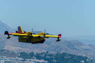 Torre Del Mar, İspanya - 29 Temmuz 2018 uçakları uçan plaj bir sahil kasabasında, Andalusia içinde airshow akrobasi üzerinden