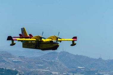 Torre Del Mar, İspanya - 29 Temmuz 2018 uçakları uçan plaj bir sahil kasabasında, Andalusia içinde airshow akrobasi üzerinden