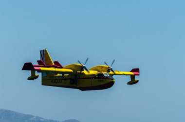 Torre Del Mar, İspanya - 29 Temmuz 2018 uçakları uçan plaj bir sahil kasabasında, Andalusia içinde airshow akrobasi üzerinden