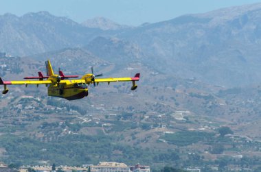 Torre Del Mar, İspanya - 29 Temmuz 2018 uçakları uçan plaj bir sahil kasabasında, Andalusia içinde airshow akrobasi üzerinden
