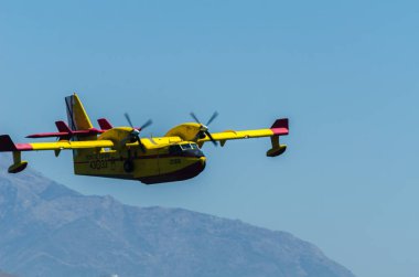 Torre Del Mar, İspanya - 29 Temmuz 2018 uçakları uçan plaj bir sahil kasabasında, Andalusia içinde airshow akrobasi üzerinden