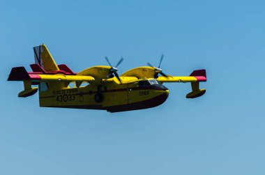 Torre Del Mar, İspanya - 29 Temmuz 2018 uçakları uçan plaj bir sahil kasabasında, Andalusia içinde airshow akrobasi üzerinden