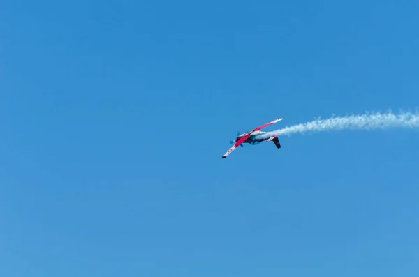 マールに スペインの海辺の町のビーチ アンダルシアのアクロバット飛行の航空ショーで飛行機 2018 — ストック写真