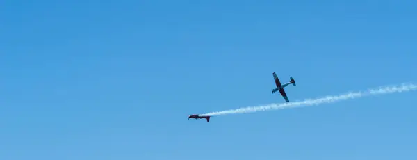 マールに スペインの海辺の町のビーチ アンダルシアのアクロバット飛行の航空ショーで飛行機 2018 — ストック写真