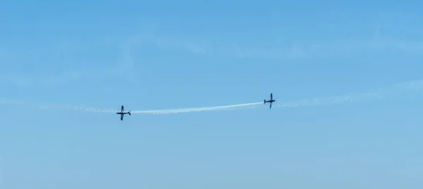 マールに スペインの海辺の町のビーチ アンダルシアのアクロバット飛行の航空ショーで飛行機 2018 — ストック写真