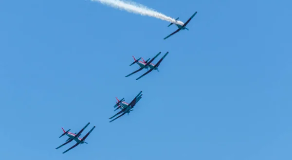 マールに スペインの海辺の町のビーチ アンダルシアのアクロバット飛行の航空ショーで飛行機 2018 — ストック写真