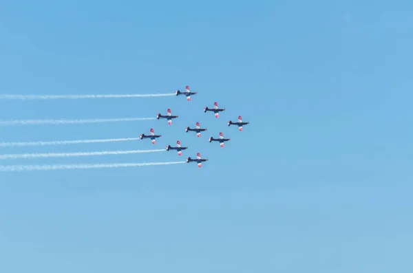 マールに スペインの海辺の町のビーチ アンダルシアのアクロバット飛行の航空ショーで飛行機 2018 — ストック写真