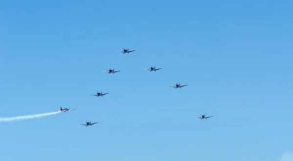 マールに スペインの海辺の町のビーチ アンダルシアのアクロバット飛行の航空ショーで飛行機 2018 — ストック写真