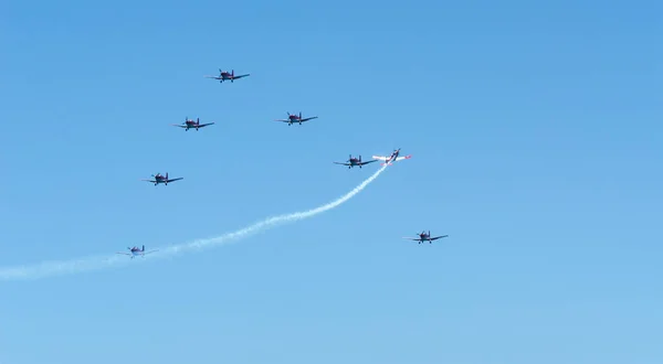 マールに スペインの海辺の町のビーチ アンダルシアのアクロバット飛行の航空ショーで飛行機 2018 — ストック写真