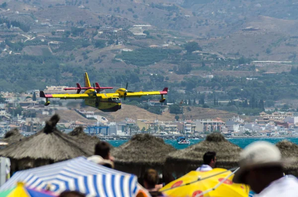 Torre Del Mar, İspanya - 29 Temmuz 2018 uçakları uçan plaj bir sahil kasabasında, Andalusia içinde airshow akrobasi üzerinden