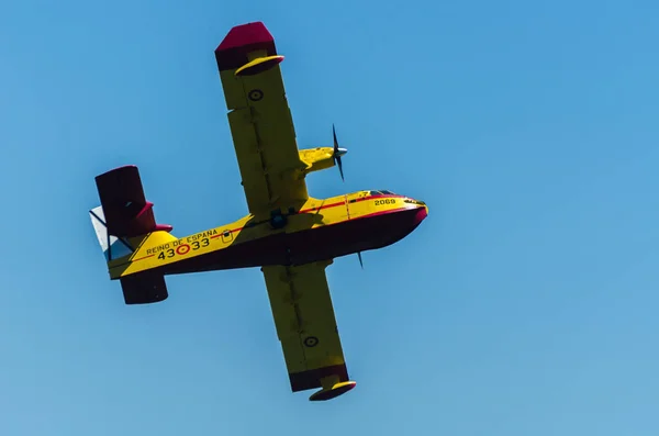 マールに スペインの海辺の町のビーチ アンダルシアのアクロバット飛行の航空ショーで飛行機 2018 — ストック写真