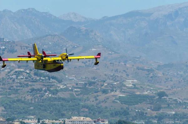 Torre Del Mar, İspanya - 29 Temmuz 2018 uçakları uçan plaj bir sahil kasabasında, Andalusia içinde airshow akrobasi üzerinden