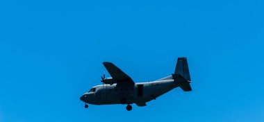 Torre Del Mar, İspanya - 29 Temmuz 2018 uçakları uçan plaj bir sahil kasabasında, Andalusia içinde airshow akrobasi üzerinden