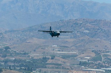 Torre Del Mar, İspanya - 29 Temmuz 2018 uçakları uçan plaj bir sahil kasabasında, Andalusia içinde airshow akrobasi üzerinden
