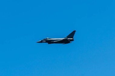 Torre Del Mar, İspanya - 29 Temmuz 2018 uçakları uçan plaj bir sahil kasabasında, Andalusia içinde airshow akrobasi üzerinden