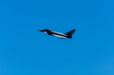 Torre Del Mar, İspanya - 29 Temmuz 2018 uçakları uçan plaj bir sahil kasabasında, Andalusia içinde airshow akrobasi üzerinden