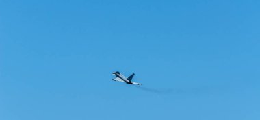 Torre Del Mar, İspanya - 29 Temmuz 2018 uçakları uçan plaj bir sahil kasabasında, Andalusia içinde airshow akrobasi üzerinden