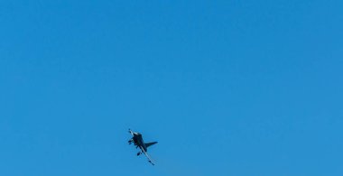 Torre Del Mar, İspanya - 29 Temmuz 2018 uçakları uçan plaj bir sahil kasabasında, Andalusia içinde airshow akrobasi üzerinden