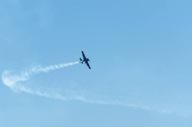 Torre Del Mar, İspanya - 29 Temmuz 2018 uçakları uçan plaj bir sahil kasabasında, Andalusia içinde airshow akrobasi üzerinden