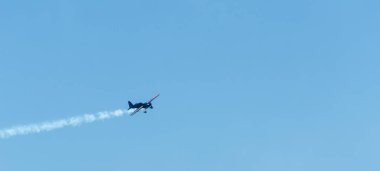 Torre Del Mar, İspanya - 29 Temmuz 2018 uçakları uçan plaj bir sahil kasabasında, Andalusia içinde airshow akrobasi üzerinden