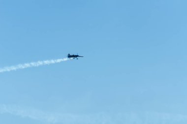 Torre Del Mar, İspanya - 29 Temmuz 2018 uçakları uçan plaj bir sahil kasabasında, Andalusia içinde airshow akrobasi üzerinden