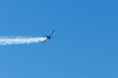 Torre Del Mar, İspanya - 29 Temmuz 2018 uçakları uçan plaj bir sahil kasabasında, Andalusia içinde airshow akrobasi üzerinden