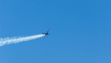 Torre Del Mar, İspanya - 29 Temmuz 2018 uçakları uçan plaj bir sahil kasabasında, Andalusia içinde airshow akrobasi üzerinden