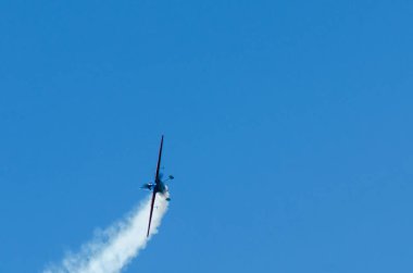 Torre Del Mar, İspanya - 29 Temmuz 2018 uçakları uçan plaj bir sahil kasabasında, Andalusia içinde airshow akrobasi üzerinden